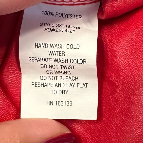 New NWT Red mini faux leather skirt size M / L front slits - Picture 5 of 6